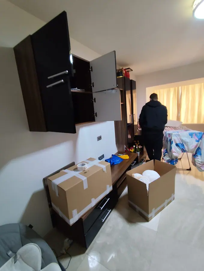 Mobilier și echipamente pregătite pentru relocarea unui birou