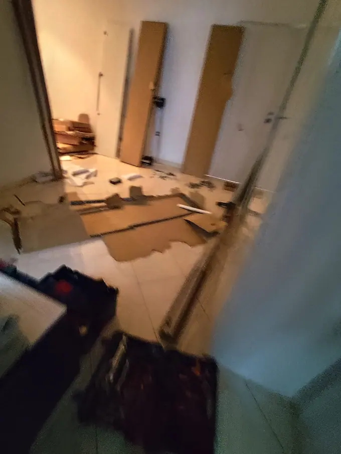Cutii și mobilier pregătite într-o locuință