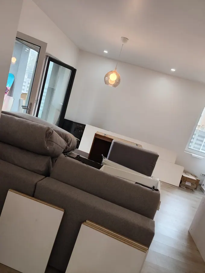 Canapea și mobilier într-un apartament înainte de transport