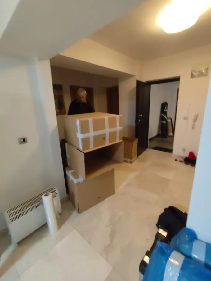 Cutii și mobilier grupate pentru încărcare