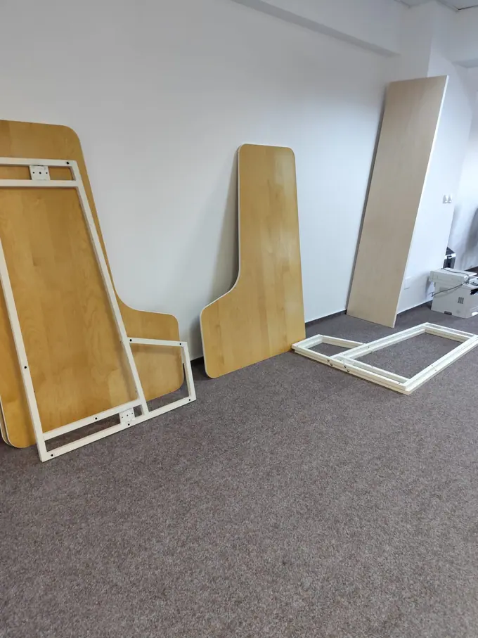 Componente de mobilier demontate pentru transport