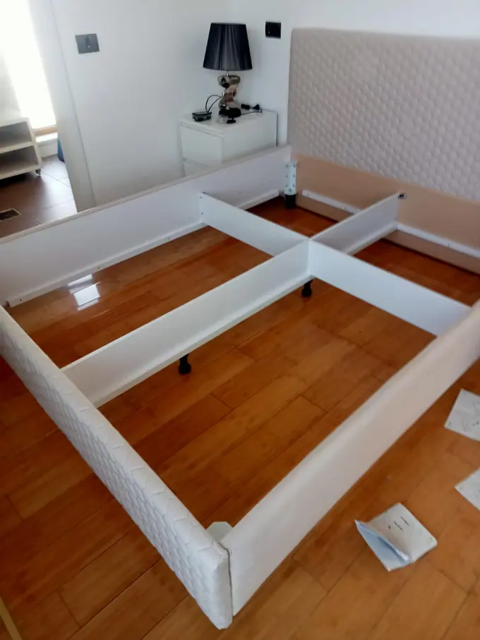 Cadru de pat demontat pentru relocare