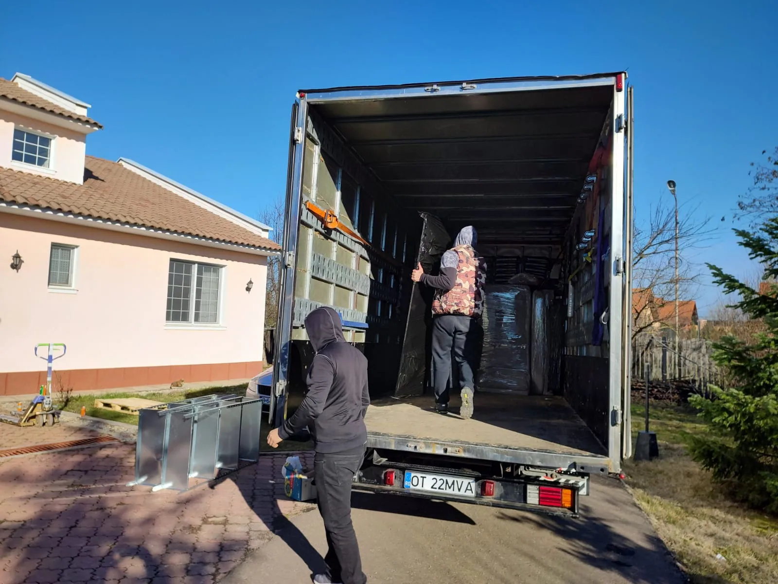 Încărcarea mobilierului într-o autoutilitară